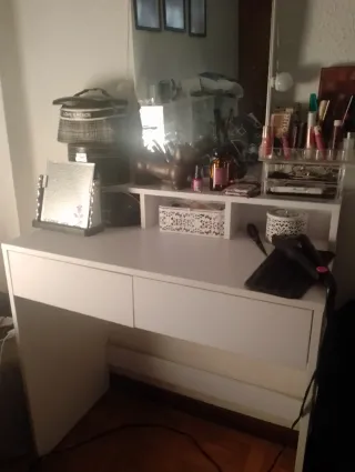 Tocador blanco y marrón casi nuevo
