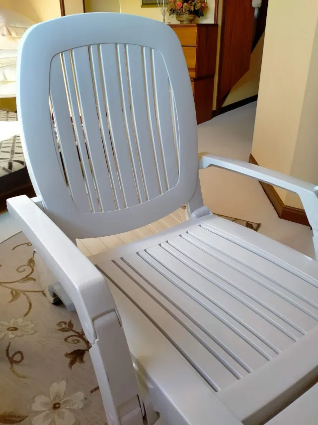 2 Tumbonas plástico con cajón, ruedas y colchoneta