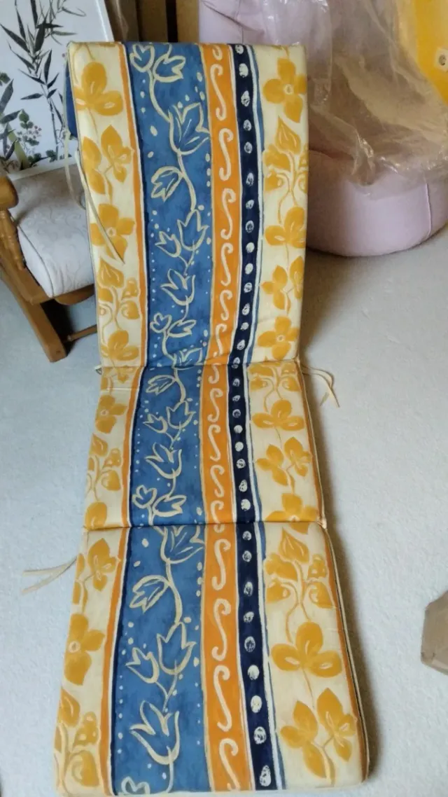 2 Tumbonas plástico con cajón, ruedas y colchoneta