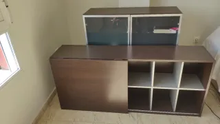 Mueble comedor para TV de madera oscura y cristal