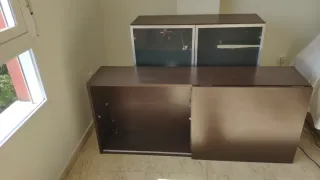 Mueble comedor para TV de madera oscura y cristal