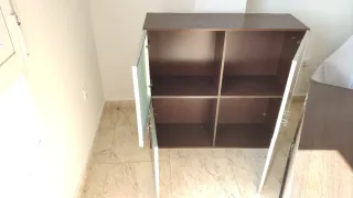 Mueble comedor para TV de madera oscura y cristal