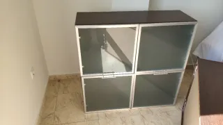 Mueble comedor para TV de madera oscura y cristal