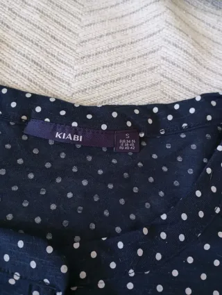 Camiseta Kiabi lunares azul talla S