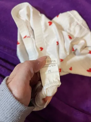 Pijama corto con corazones rojos