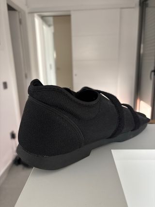 Zapato ortopédico negro ajustable, talla XL