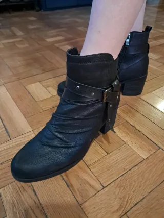 Botines negros con correa