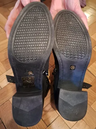 Botines negros con correa