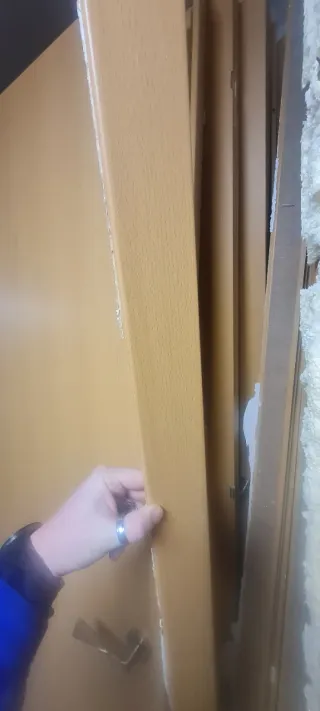 Puertas con premarcos, tapetas y manivelas