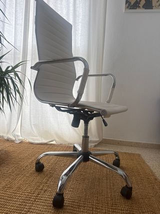 Silla de oficina plateada y blanca