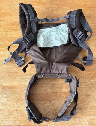 Mochila porta bebés gris y marrón