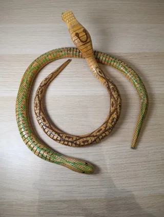 Dos serpientes de madera decorativas