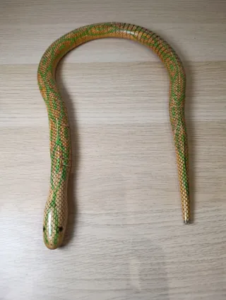 Dos serpientes de madera decorativas