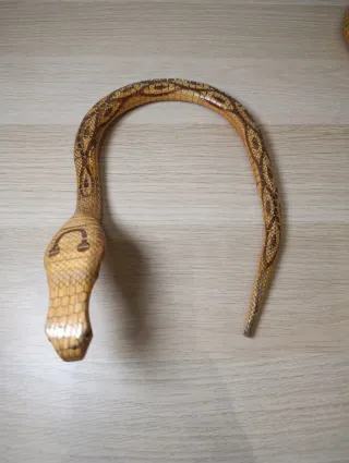 Dos serpientes de madera decorativas