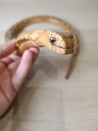 Dos serpientes de madera decorativas