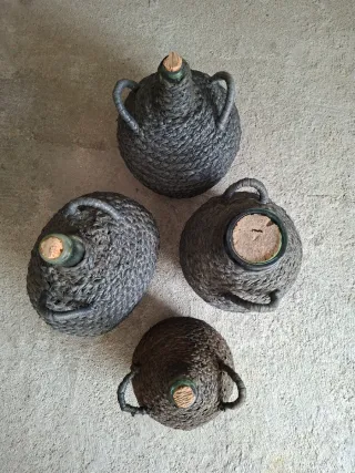 4 Garrafas antiguas de vino decoración. Por unidad