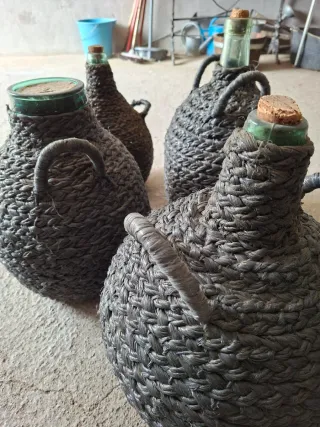 4 Garrafas antiguas de vino decoración. Por unidad