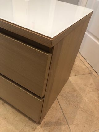 Comodino Ikea Malm in legno e vetro