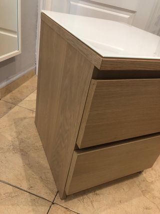 Comodino Ikea Malm in legno e vetro