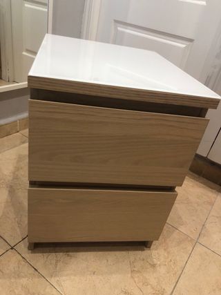 Comodino Ikea Malm in legno e vetro