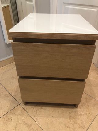 Comodino Ikea Malm in legno e vetro