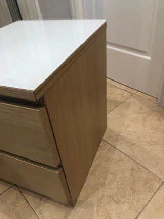 Comodino Ikea Malm in legno e vetro