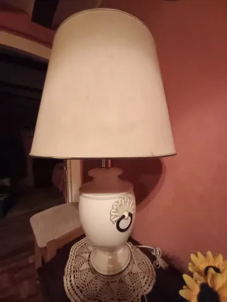 Lámpara de mesa cerámica beige y blanca