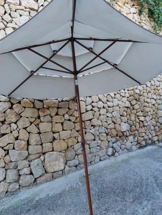 Sombrilla grande jardín madera beige