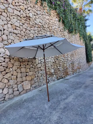 Sombrilla grande jardín madera beige