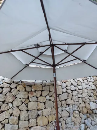 Sombrilla grande jardín madera beige