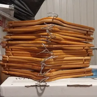 Lote 34 perchas di legno. 44 cm