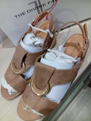 Sandalias tacón The Divine Factory T39