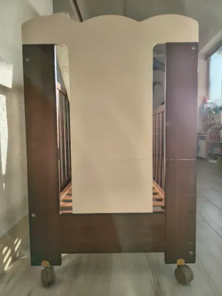Cuna de bebé de madera y colchón