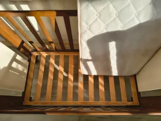 Cuna de bebé de madera y colchón