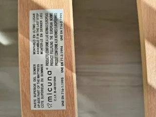 Cuna de bebé de madera y colchón