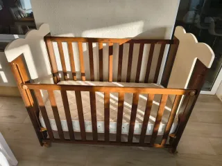 Cuna de bebé de madera y colchón