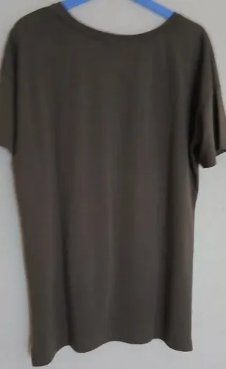 Camiseta marrón con estampado de flores rojas