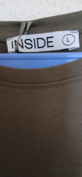 Camiseta marrón con estampado de flores rojas