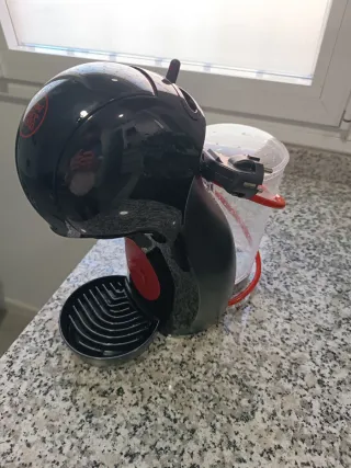 Cafetera de cápsulas Dolce Gusto, negra y roja