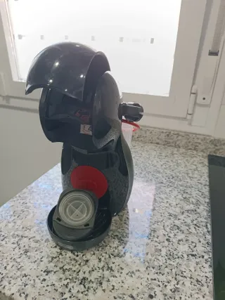 Cafetera de cápsulas Dolce Gusto, negra y roja