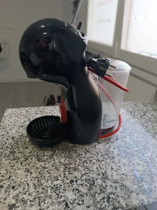 Cafetera de cápsulas Dolce Gusto, negra y roja