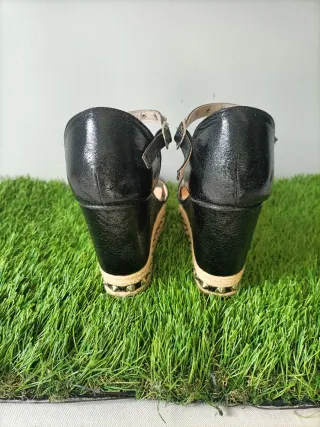 Sandalias negras con tachuelas