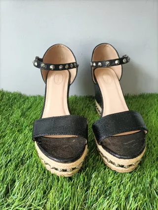 Sandalias negras con tachuelas