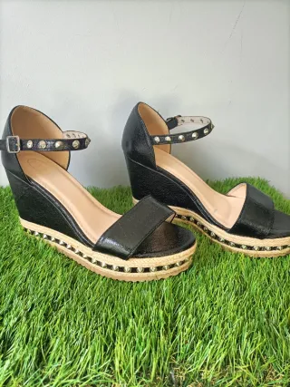 Sandalias negras con tachuelas