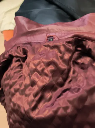 Chaqueta de piel granate talla 48 Forro acolchado