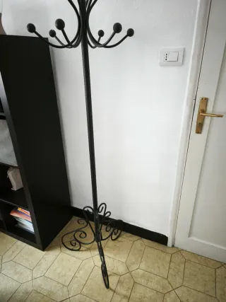 Perchero de pie de metal negro.