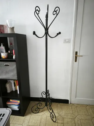 Perchero de pie de metal negro.