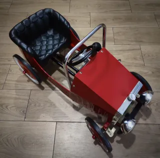 Coche de pedales vintage de metal