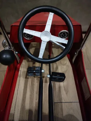 Coche de pedales vintage de metal