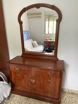 Cómoda de madera con espejo